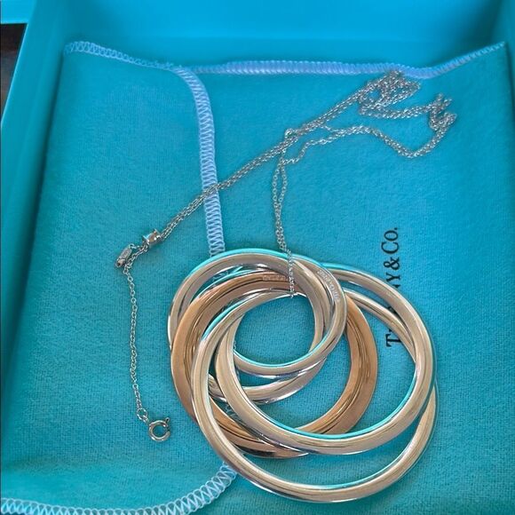 Tiffany @ Co Tri-Color Interlocking Ring Necklace impeccable condition dust bag - Picture 7 of 9